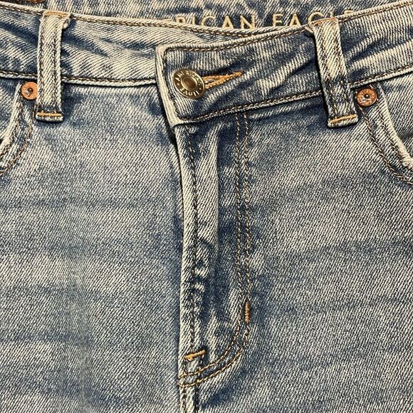 American Eagle- Highest Rise Mom Jean Light Wash Distressed Pockets- Size 0 - Picture 5 of 8